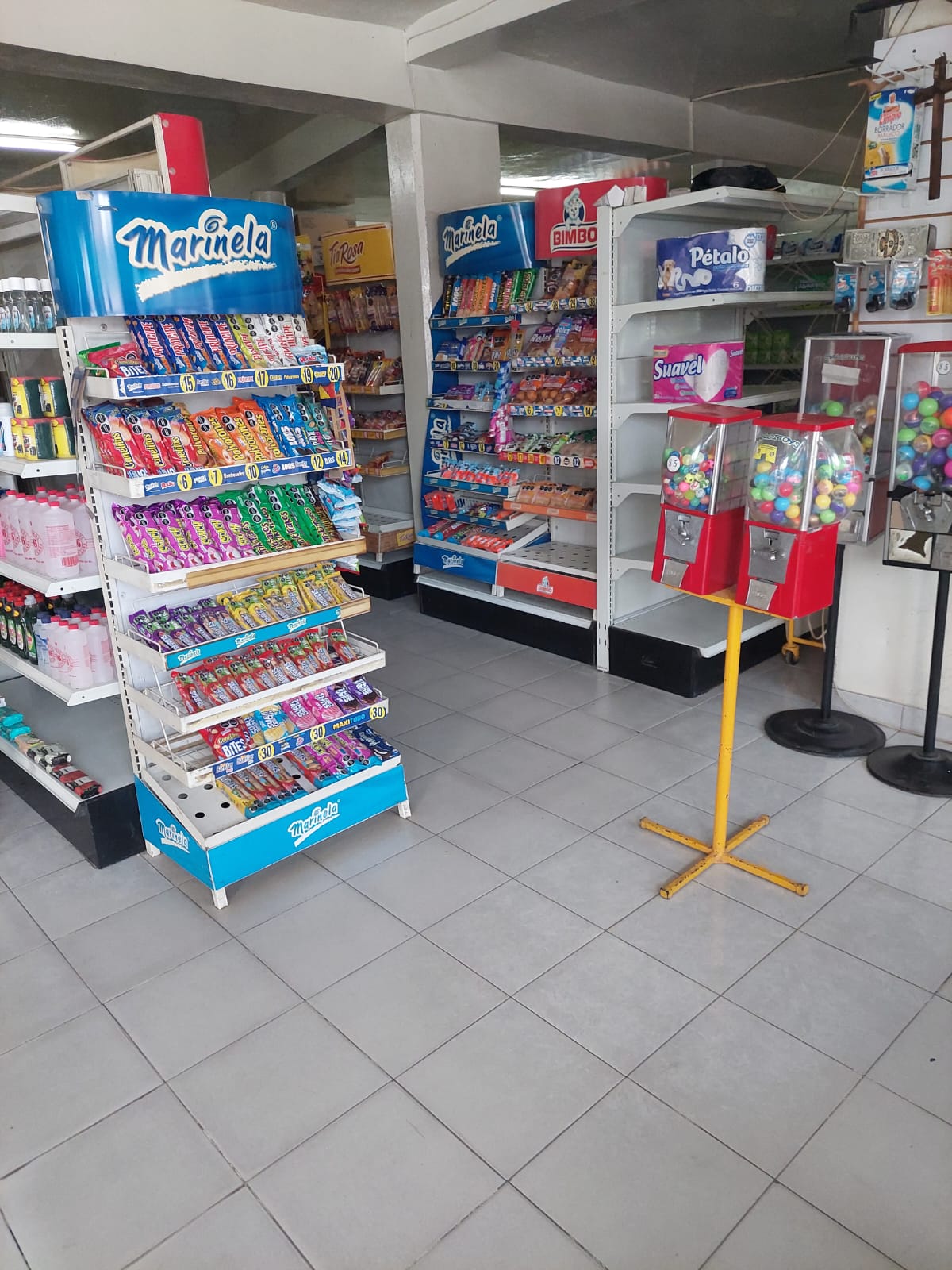 "Variedad de productos de abarrotes "